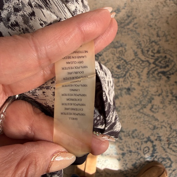 Vince Camuto Black and White V-Neck Floral Print Midi Dress - Picture 3 of 5